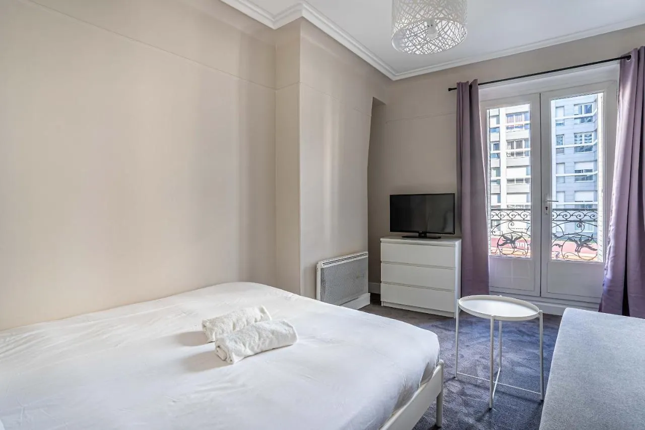 20 - Urban Design Flat Pere Lachaise Paris 0*,  Fransa
